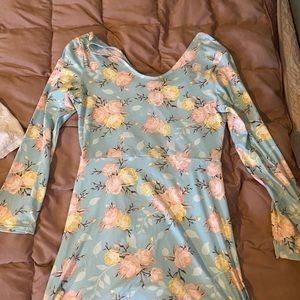Dress , never wore, doesn’t say size but is soft and stretchy